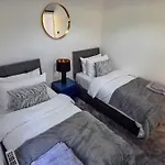Garden Gazebo With Free Parking And 20 Minutes Walk To