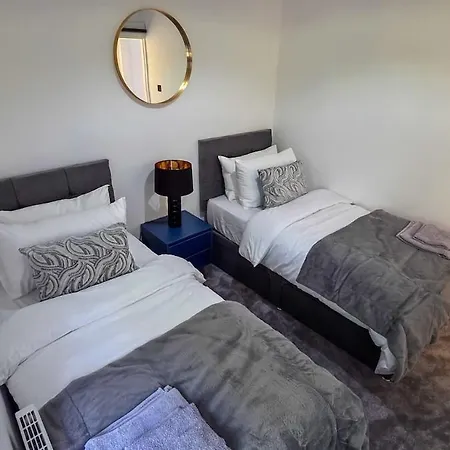 Free Parking And 15 Minutes Walk To The Railway Museum