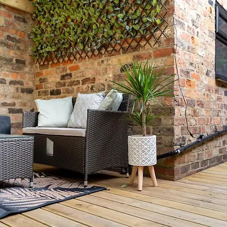 Free Parking And 15 Minutes Walk To The Railway Museum *