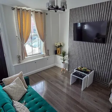 Free Parking And 15 Minutes Walk To The Railway Museum