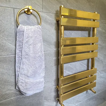 Free Parking And 15 Minutes Walk To The Railway Museum *