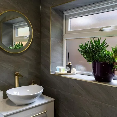 Free Parking And 15 Minutes Walk To The Railway Museum Holiday home