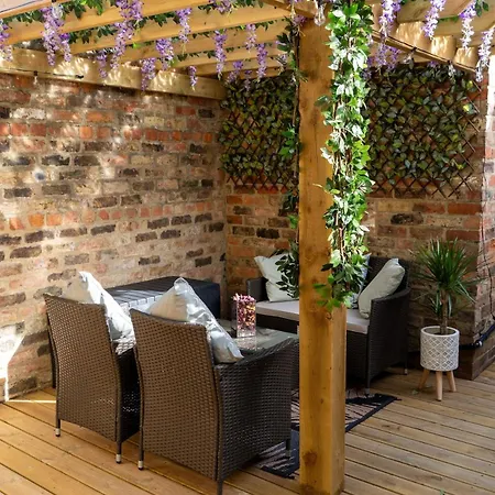 Dom wakacyjny Free Parking And 15 Minutes Walk To The Railway Museum *