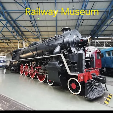 Free Parking And 15 Minutes Walk To The Railway Museum *